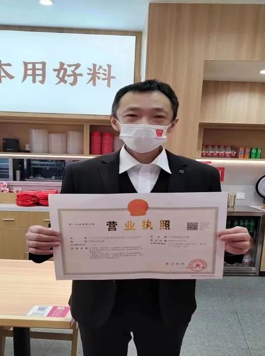 区审批局“先批后审” 企业实现“办照即拿证”