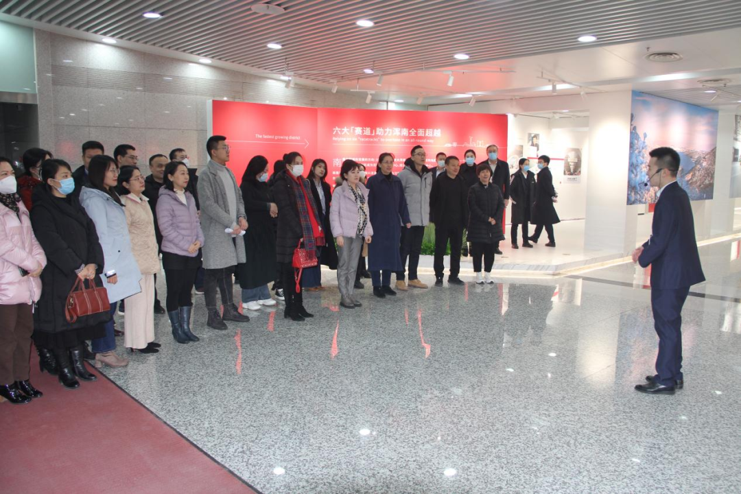 区政协举行“观历史知古鉴今谋发展 迎新程勇毅突破促振兴”主题观展活动