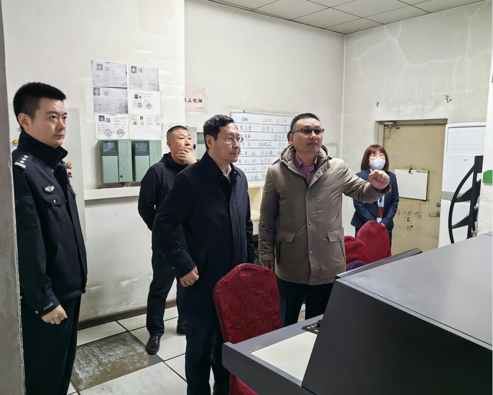 区委书记闫占峰检查我区安全生产工作