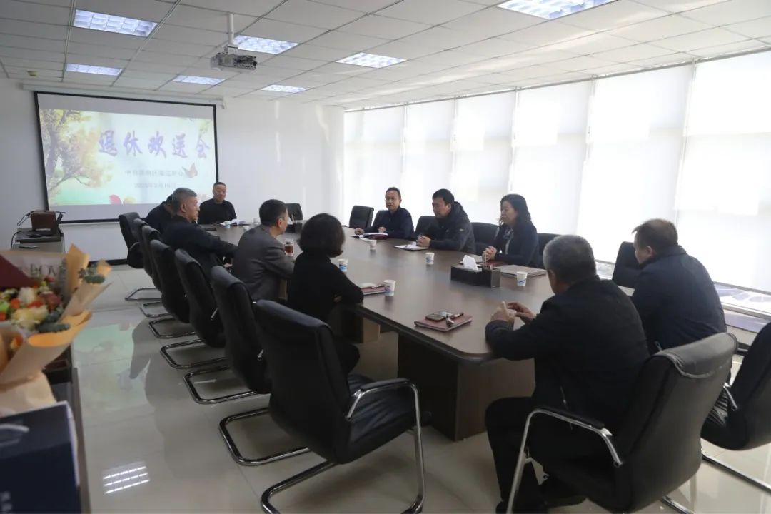 区委组织部为退休干部举办荣誉退休仪式