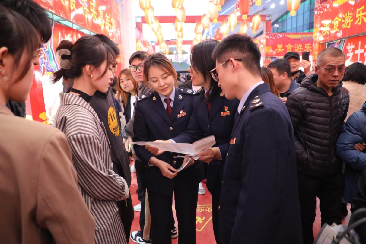 区税务局走进国潮美食节 税宣春风暖人心