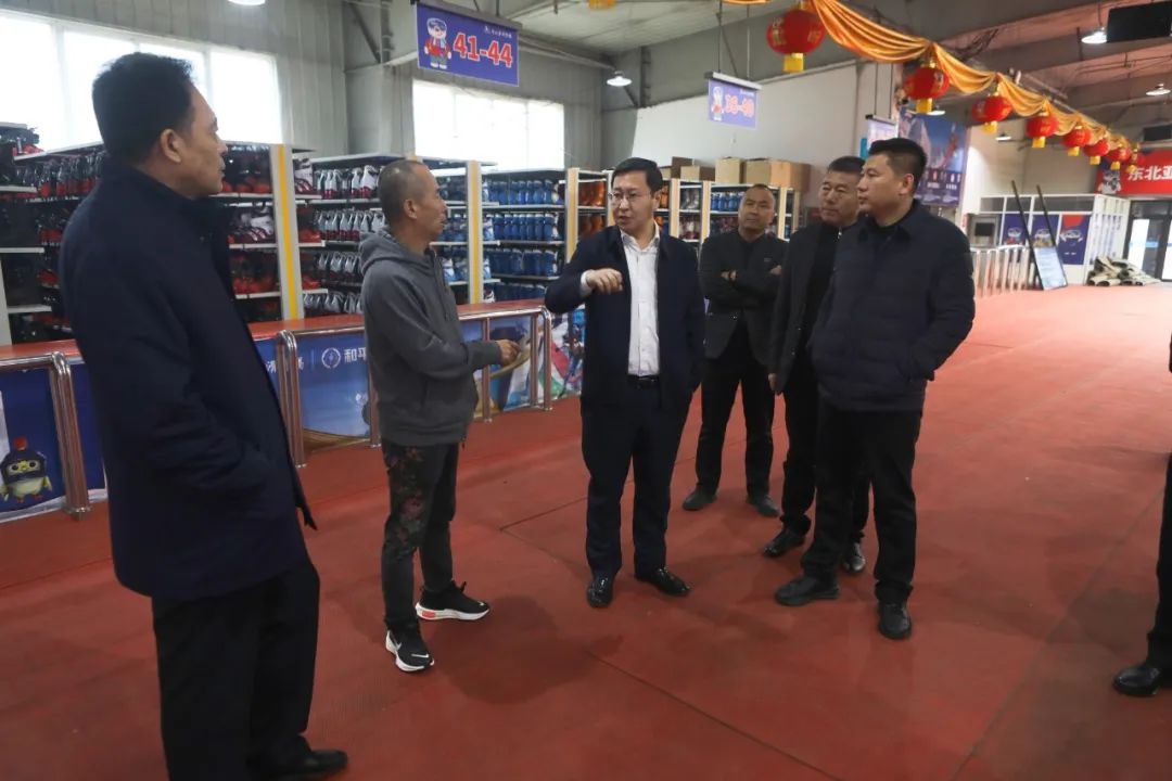 区委书记闫占峰到棋盘山地区调研