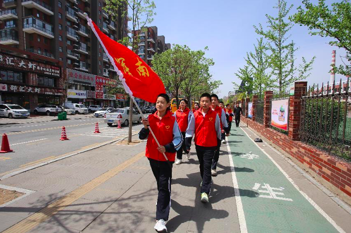 让城市越来越美 学生走上街头倡导文明出行