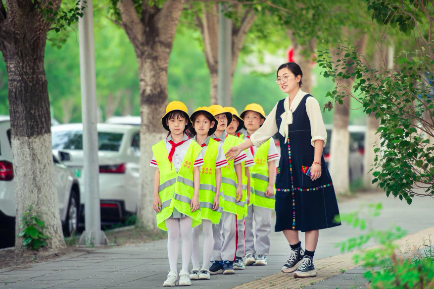 浑南“小交警”街头开展文明交通劝导志愿服务