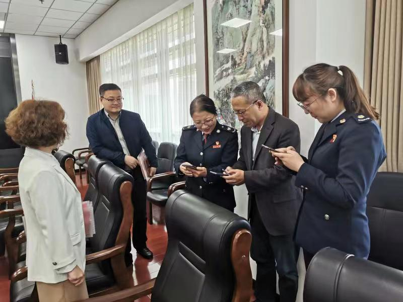区税务局开展税收宣传进机关活动