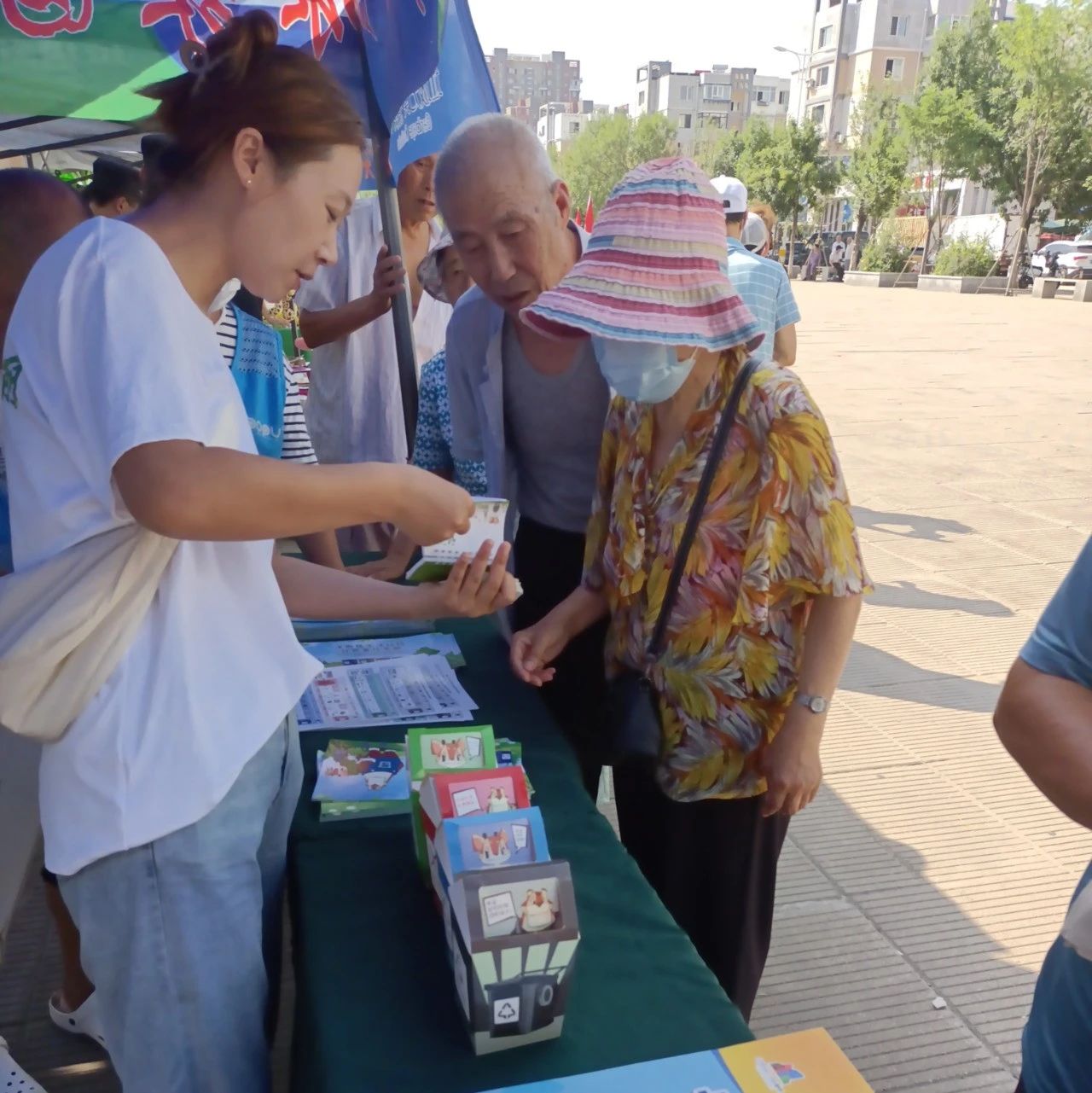 区城管局分类办开展“暑假集结号 垃圾分类一路童行”主题宣传活动