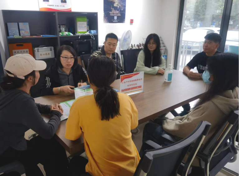 区总工会开展在职职工互助保障主题宣传活动