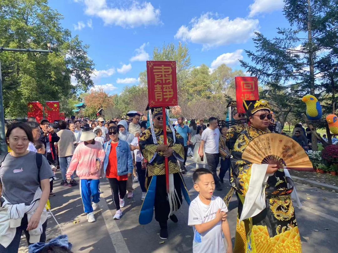 国旗飘飘迎“双节”，美景尽在棋盘山！人流如织，热度持续“狂飙”！