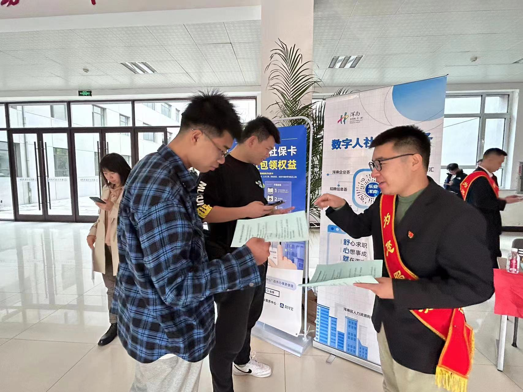 区人社局：人才政策进校园 贴心服务“零”距离