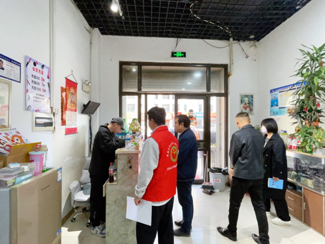 我区12345热线专班走进居民家中了解供暖情况