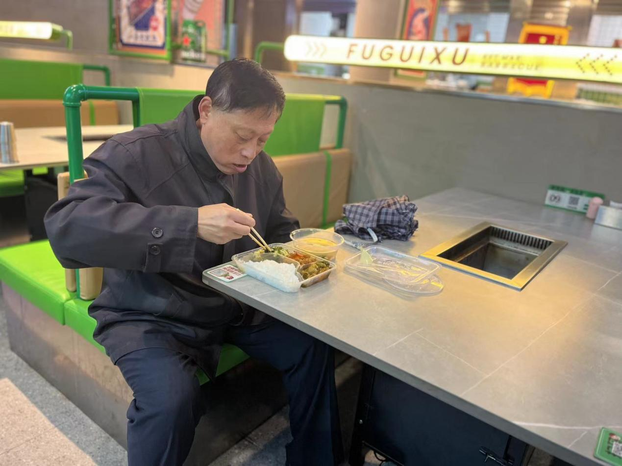 浑河站东街道首创国际社区助餐点守护群众舌尖上的幸福