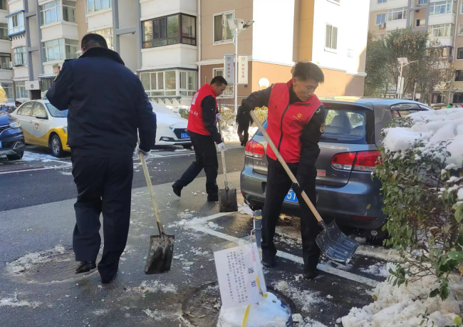 区执法分局开展“扫雪除冰暖人心”志愿服务活动