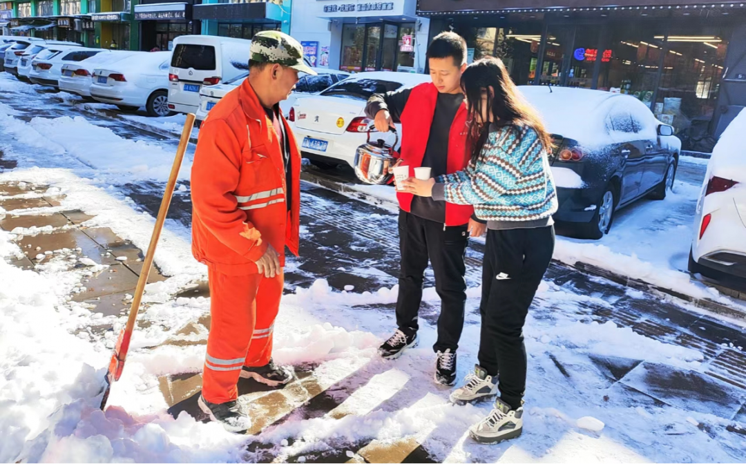 奶茶暖胃更暖心！区工会户外劳动者服务站点·双深社区站为户外劳动者送温暖！