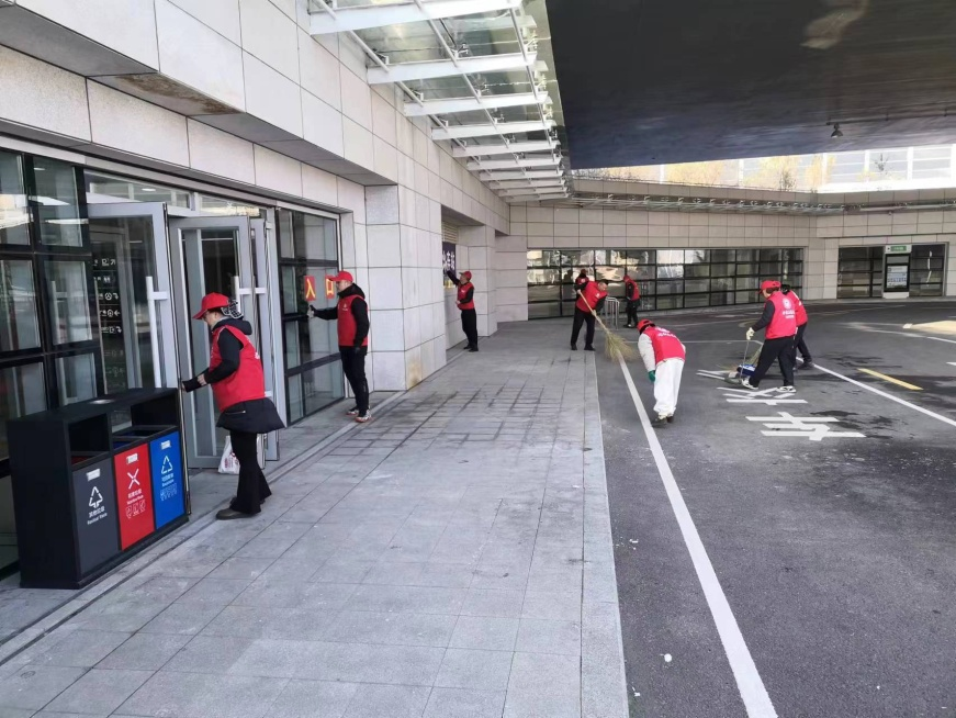 区文明办组织开展“我是雷锋”——“全民齐参与、城市更美丽”清洁沈阳行动