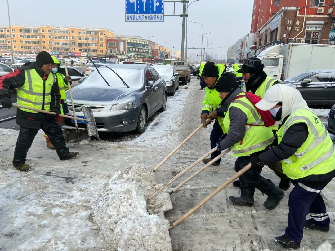 浑南团区委慰问除雪一线环卫工人