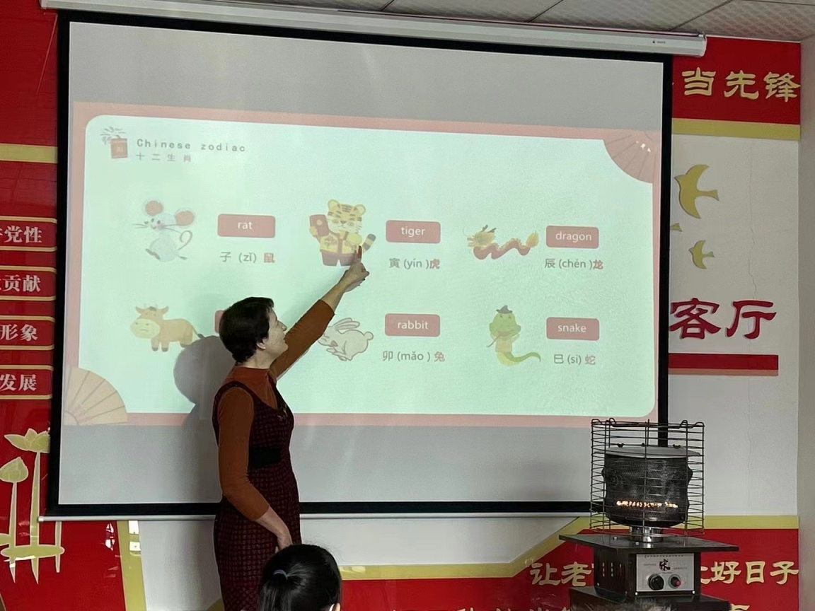 满堂街道:外教进乡村 让孩子欢乐学英语